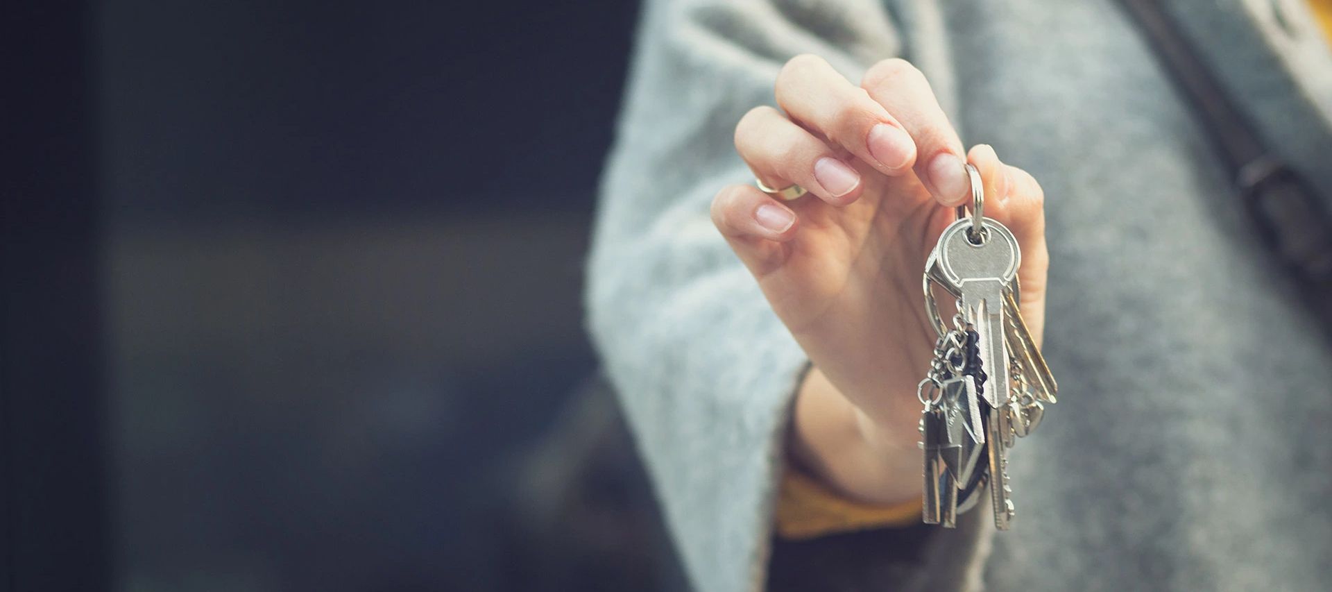 Eine Person hält einen Schlüsselbund in der Hand.