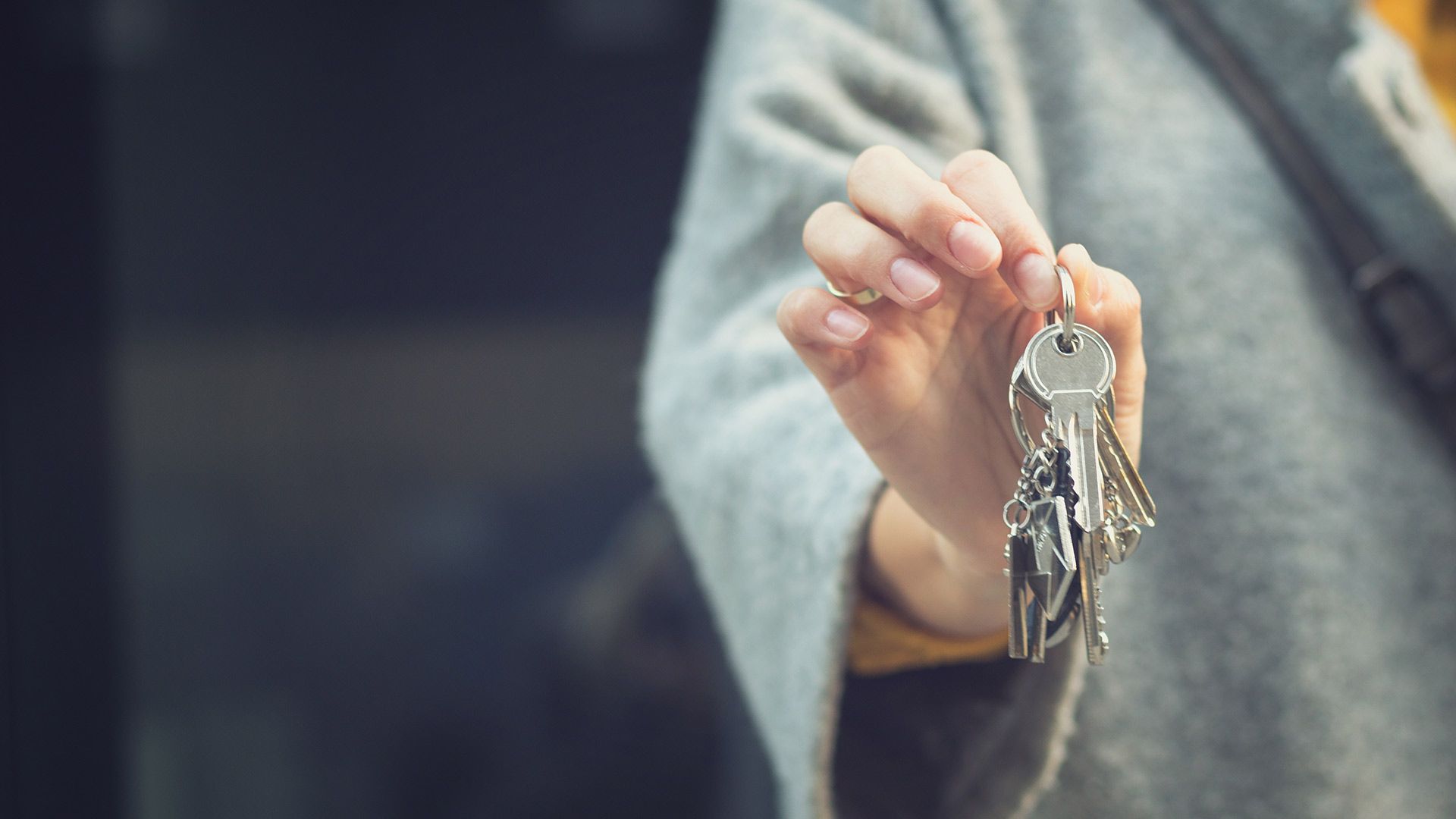Person hält Schlüsselbund in der Hand